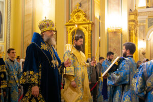 В канун престольного праздника митрополит Меркурий совершил всенощное бдение в Ростовском кафедральном соборе