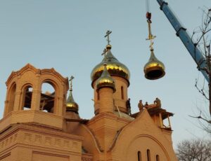 В хуторе Савдя Заветинского района водружены купола на строящийся храм в честь иконы Божией Матери «Спорительница Хлебов»