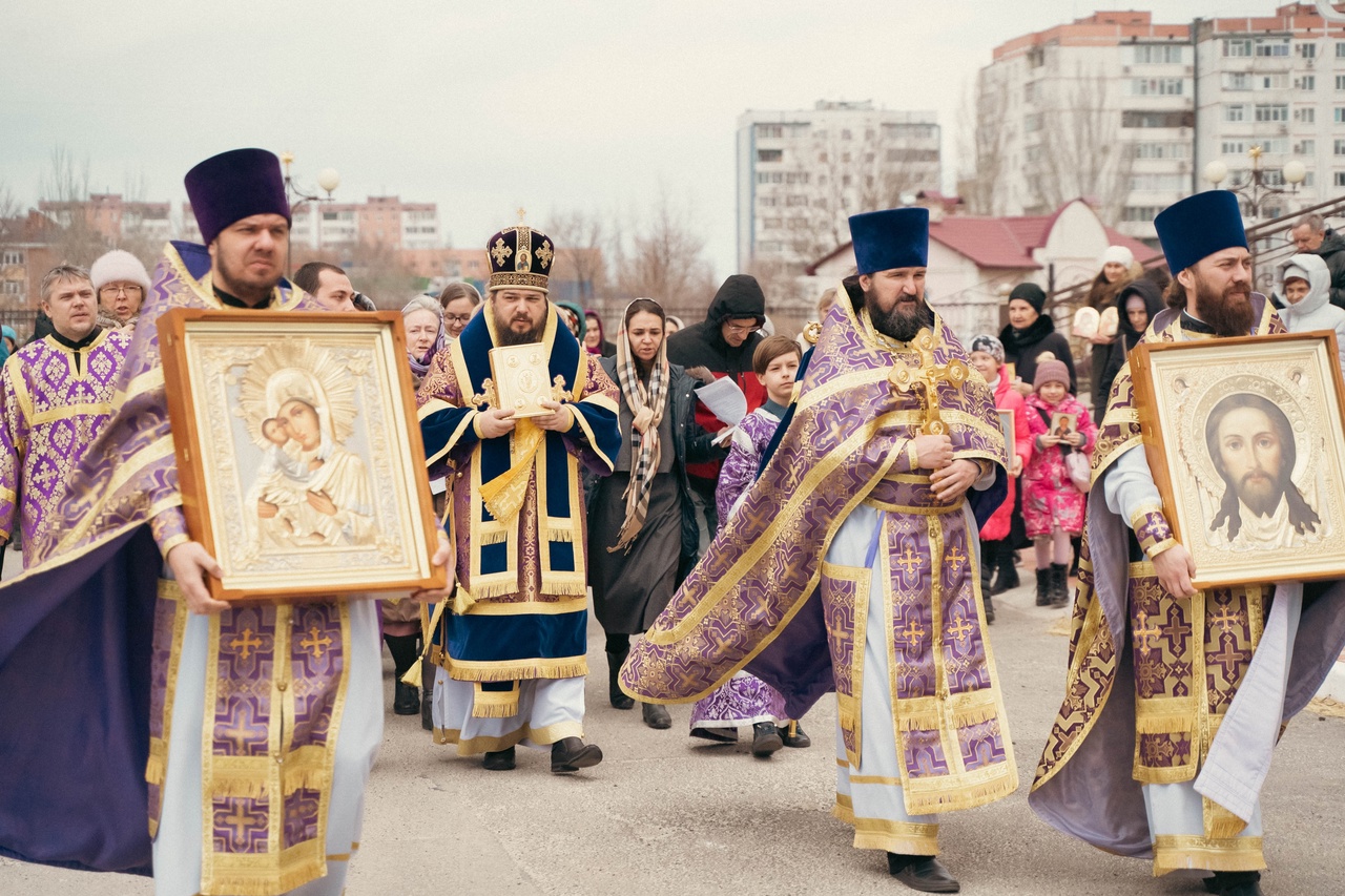 крестный ход вокруг храма