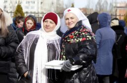 В Прощеное воскресенье в Волгодонске на площади перед собором Рождества Христова прихожане отметили Масленицу